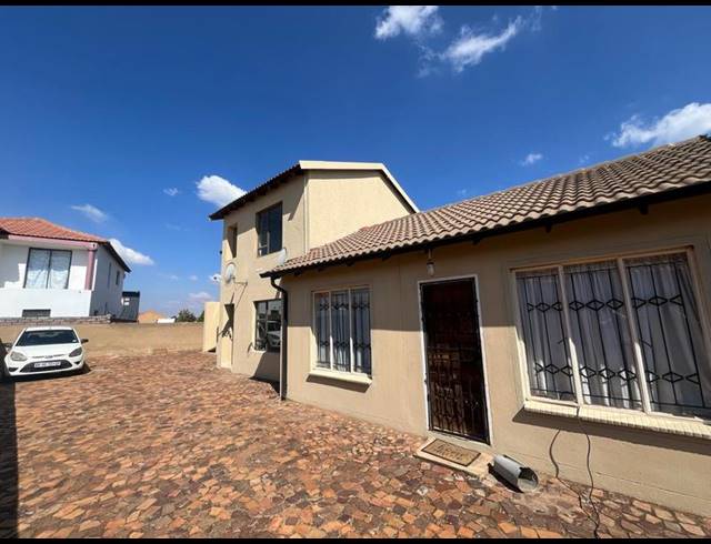 6 BEDROOM APARTMENT FOR SALE IN PROTEA GLEN
